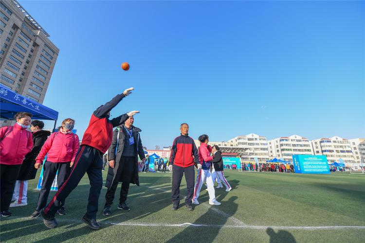 练习实心球投掷训练计划，体育中考拿满分！(图1)