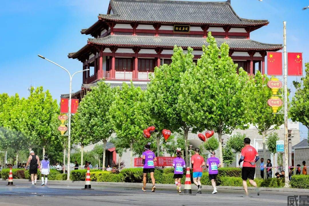【马拉松最新资讯】1小时11分22秒！主场选手阿奴拜克·库弯勇夺23日新疆新和半程马拉松冠军(图3)