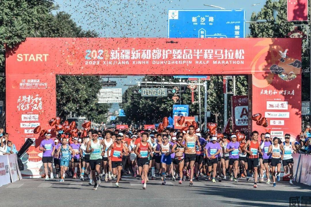 【马拉松最新资讯】1小时11分22秒！主场选手阿奴拜克·库弯勇夺23日新疆新和半程马拉松冠军(图1)