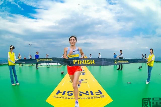 【马拉松最新资讯】勇不可当！苏为庆、黄菲问鼎2023IFS长沙站国际垂直马拉松男女精英组冠军(图2)