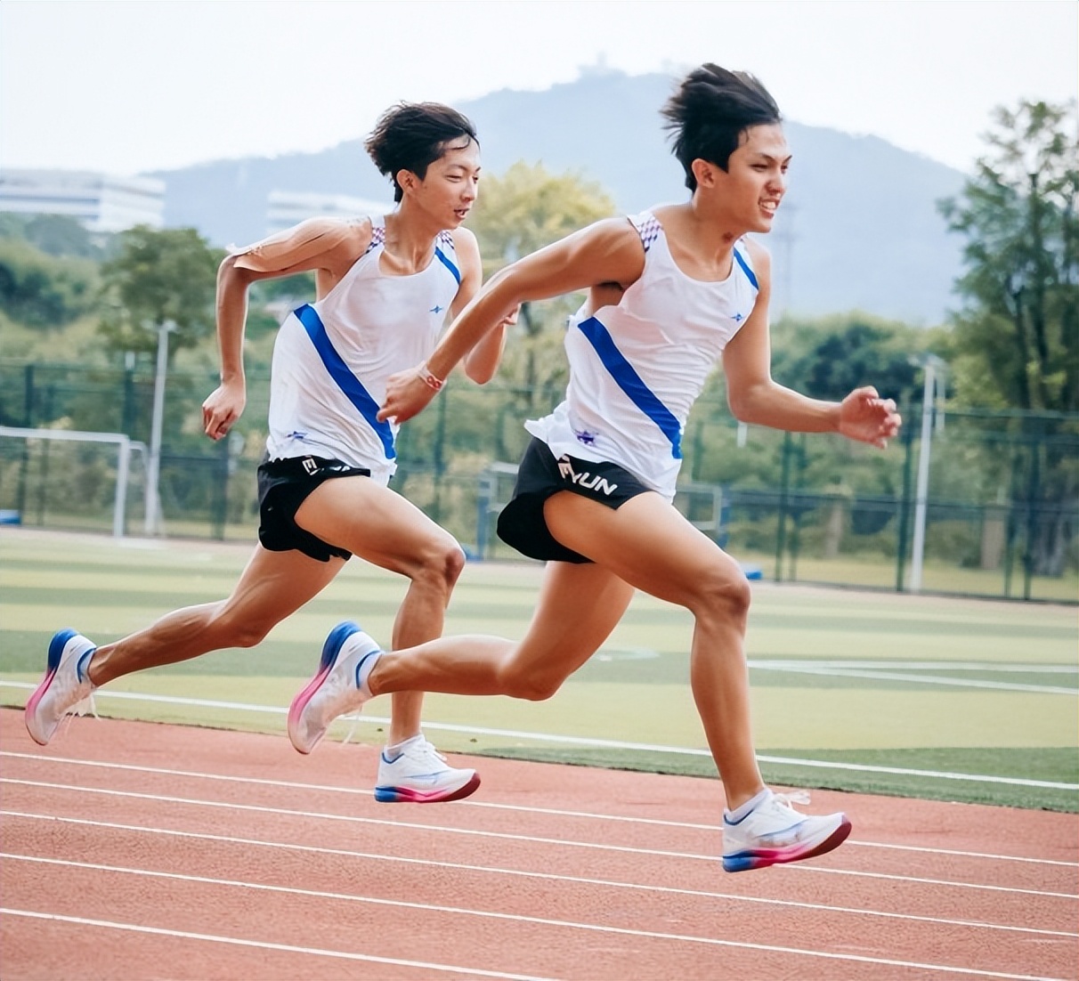 跑道上的“性能怪兽”：炽速2.0跑鞋科技揭秘(图4)
